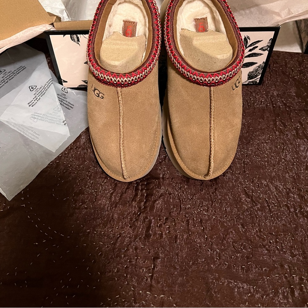 BNWT Chestnut AUTH UGG Taz Platform Slipper Size 9 never worn SOLD OUT